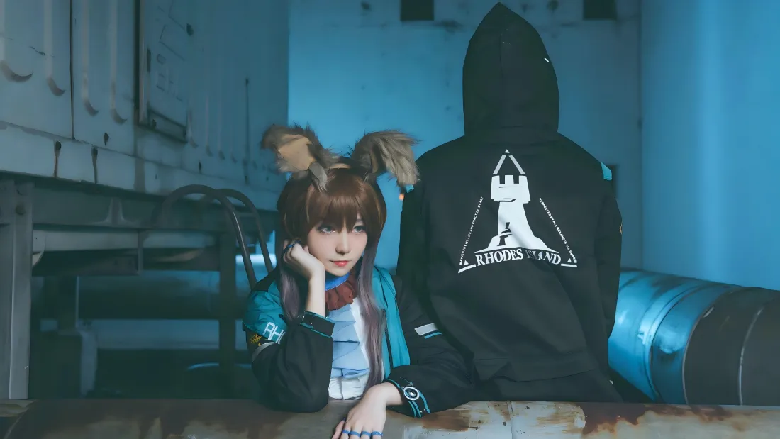 8k阿米娅壁纸｜蓝色室内背景 - 连帽衫人物「哲风壁纸」