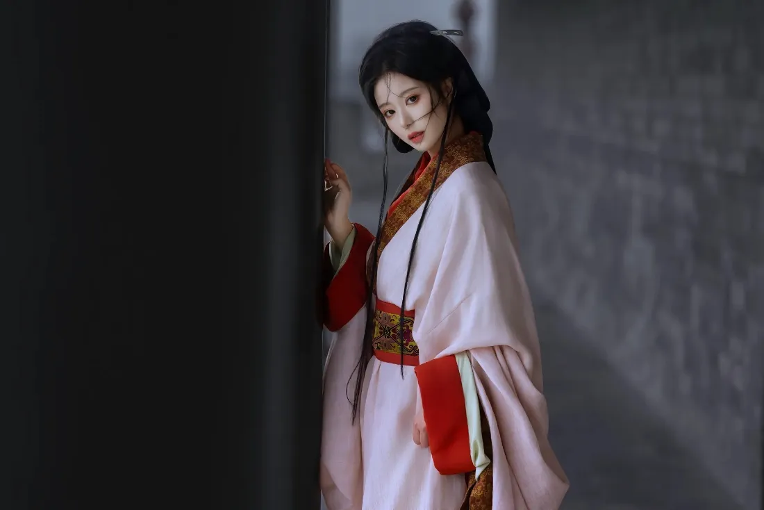 2k古风美女壁纸｜石墙走廊背景图片 - 古装汉服「哲风壁纸」
