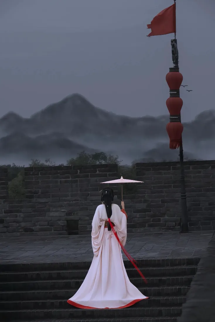 古装人物手机壁纸｜古风背景图片 - 城墙远山白衣「哲风壁纸」