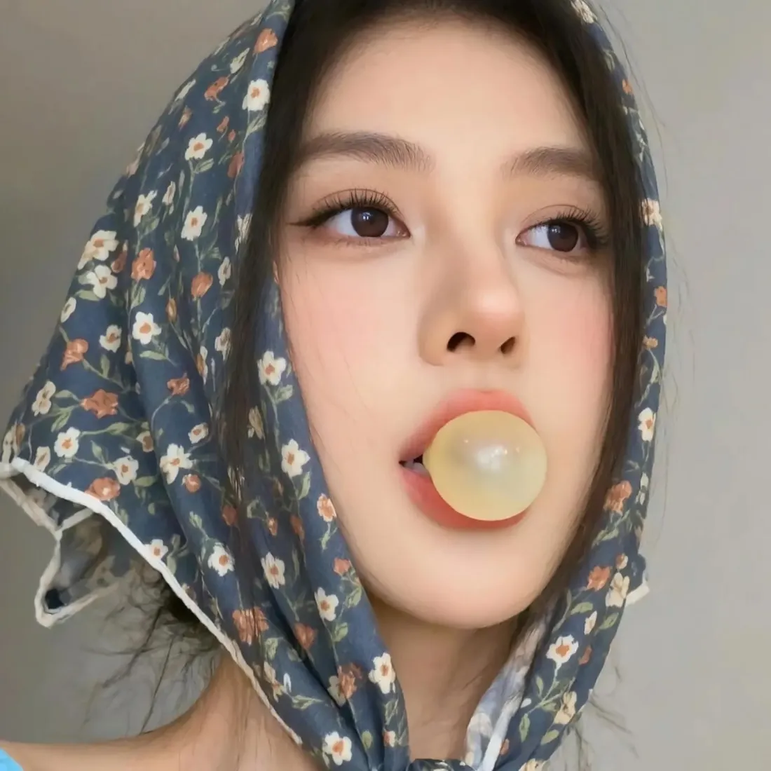 美女手机壁纸｜碎花头巾背景图片 - 吹泡泡糖「哲风壁纸」
