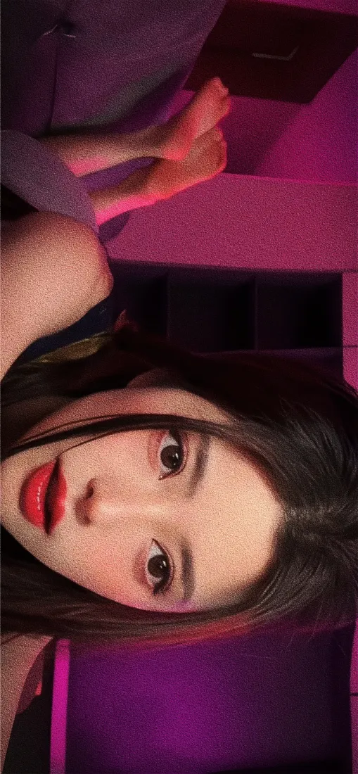 美女红唇手机壁纸｜紫色背景图片 - 黑发自拍「哲风壁纸」