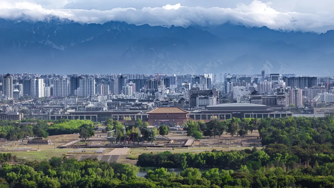 西安城市风景手机壁纸｜西安背景图片 - 远山绿树建筑群「哲风壁纸」