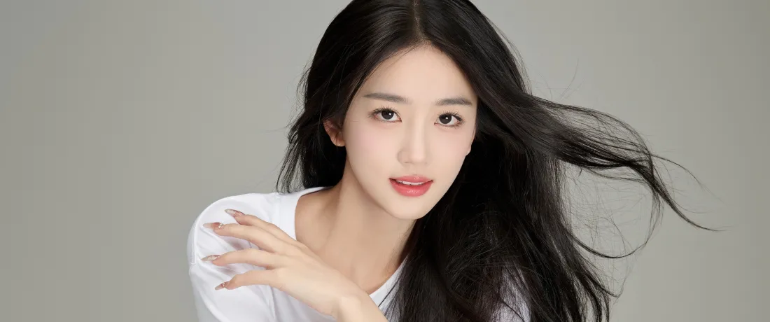 3k白衣美女壁纸｜简约灰色背景图片 - 气质写真「哲风壁纸」