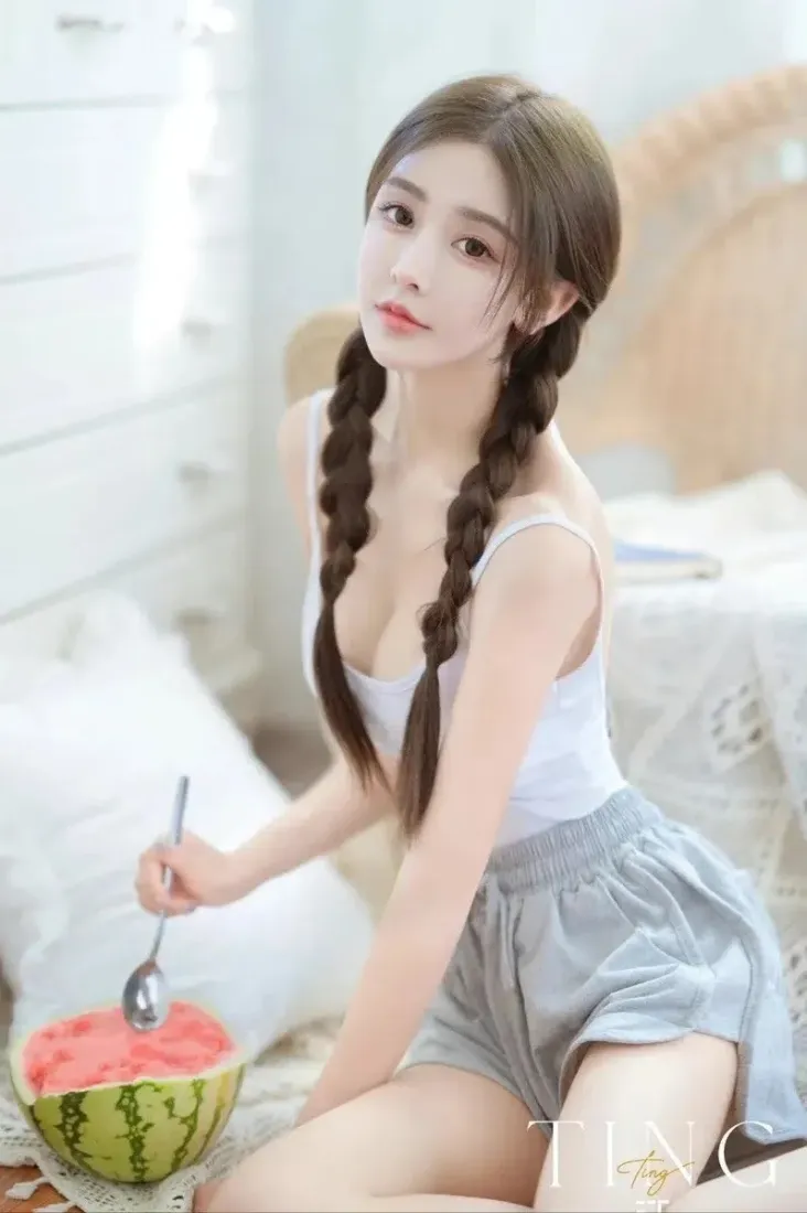 双麻花辫女生手机壁纸｜卧室背景图 - 吃西瓜「哲风壁纸」