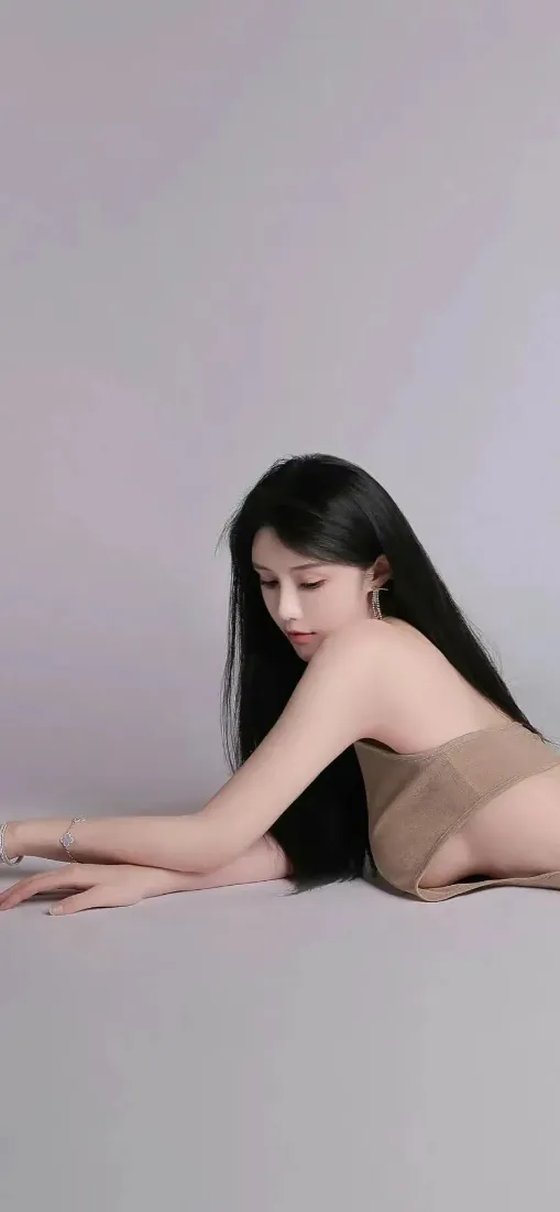 长发女性手机壁纸｜浅灰背景图片 - 魅力迷人「哲风壁纸」