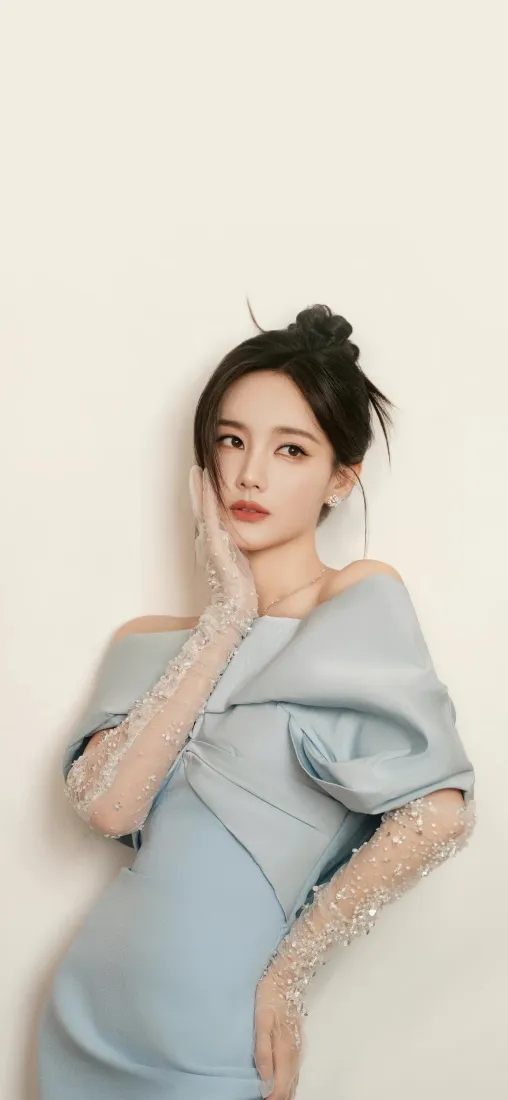 美女手机壁纸｜浅蓝色礼服背景图片 - 盘发气质「哲风壁纸」