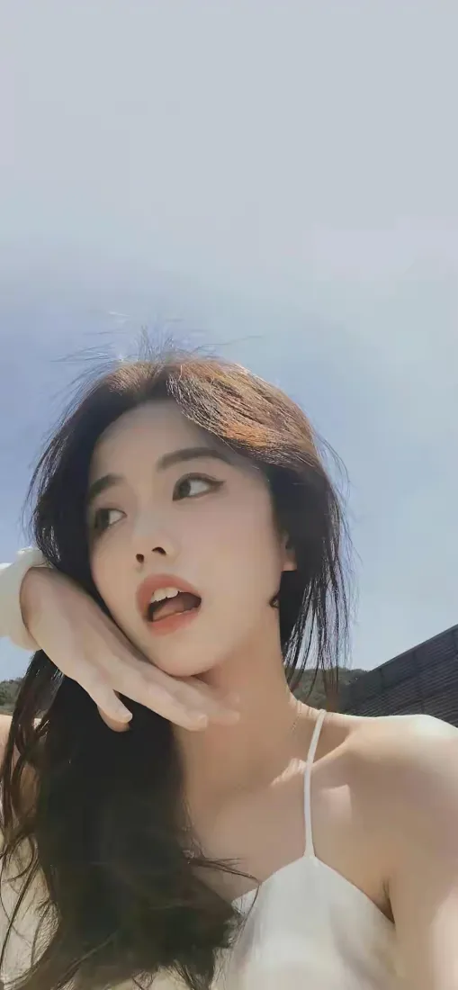 白衣美女手机壁纸｜蓝天背景图片 - 夏日清新自拍「哲风壁纸」