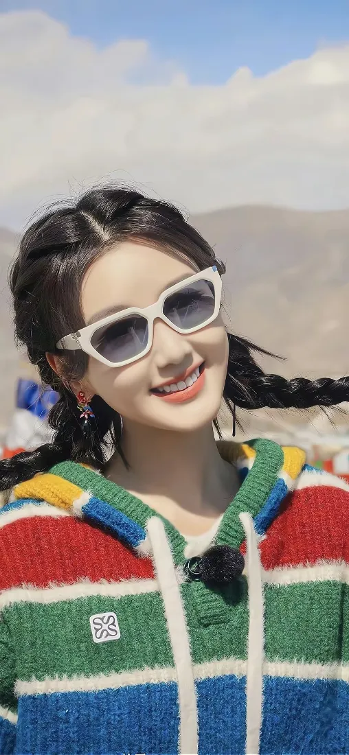 彩色毛衣美女手机壁纸｜户外山脉背景图片 - 清新活力「哲风壁纸」
