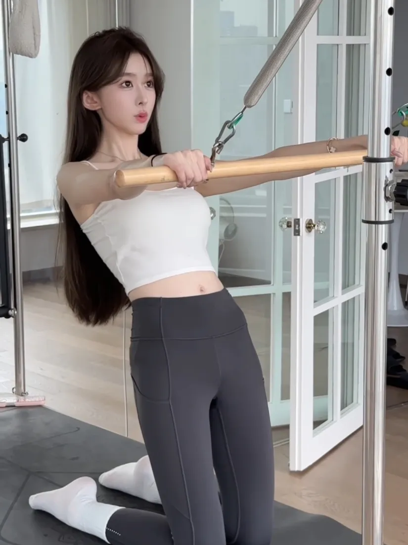 健身美女手机壁纸｜室内背景图片 - 运动锻炼「哲风壁纸」