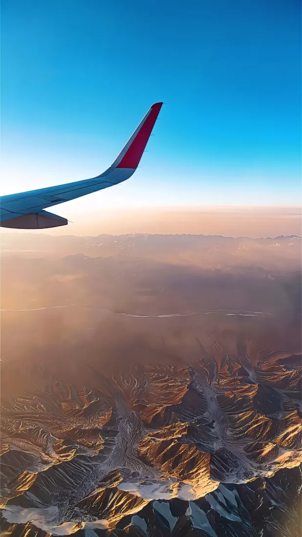 飞机机翼手机壁纸｜高空山脉背景图片 - 蓝天日出地貌「哲风壁纸」