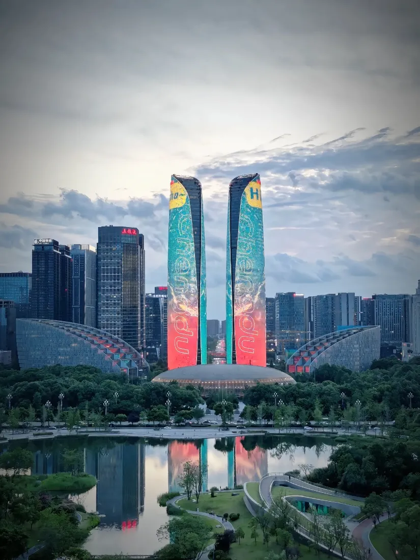 成都双子塔手机壁纸｜城市背景图片 - 夜景倒影「哲风壁纸」