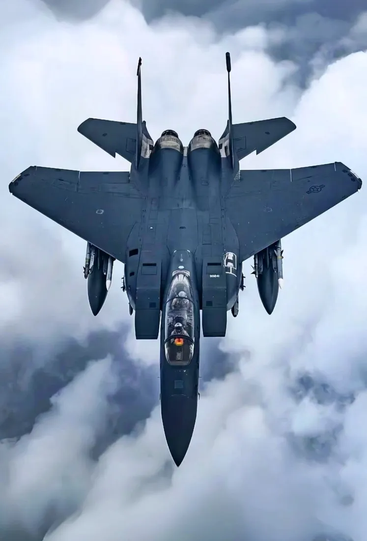 战斗机手机壁纸｜军事背景图片 - 云层飞行战机「哲风壁纸」