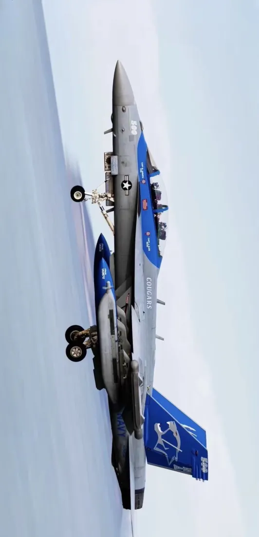 战斗机手机壁纸｜蓝天背景 - 军事装备「哲风壁纸」