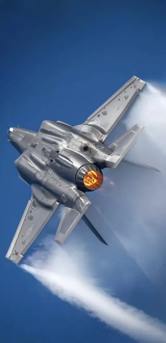 战斗机手机壁纸｜蓝天背景图片 - 军事飞行尾焰「哲风壁纸」