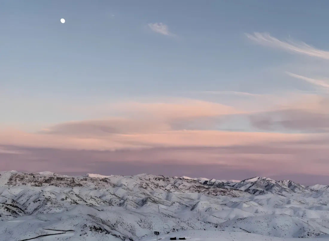 2k雪山雪地壁纸｜粉色天空背景 - 月亮山脉雪景黄昏「哲风壁纸」