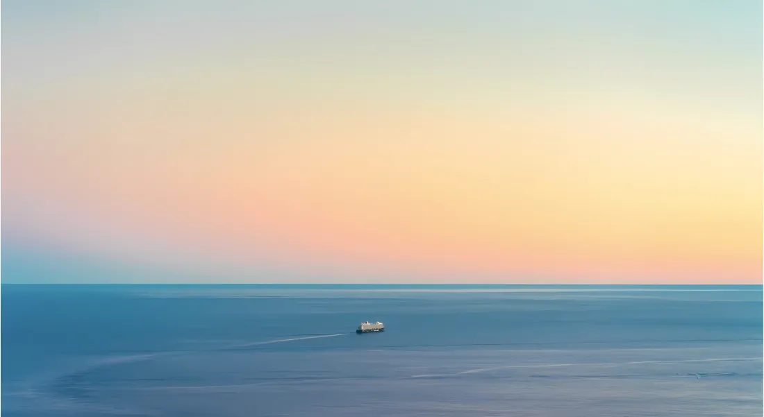 2k海边游艇壁纸｜简约背景图片 - 黄昏海洋渐变天际「哲风壁纸」