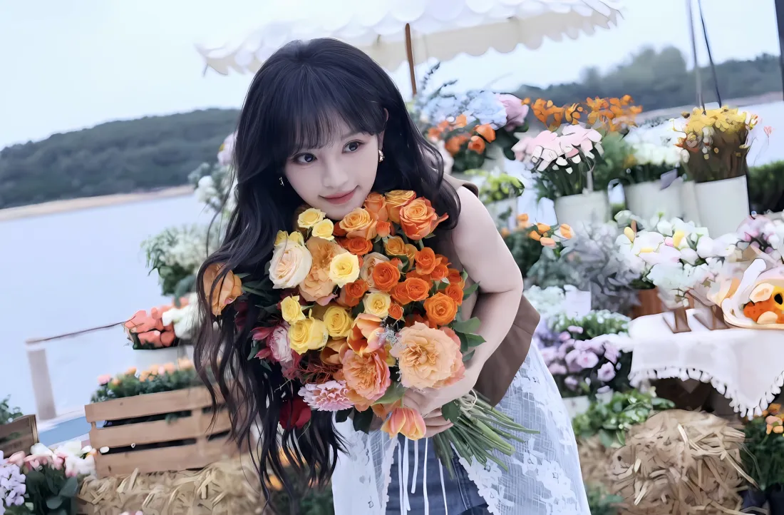 2k田曦薇壁纸｜湖边花束背景图片 - 户外鲜花「哲风壁纸」