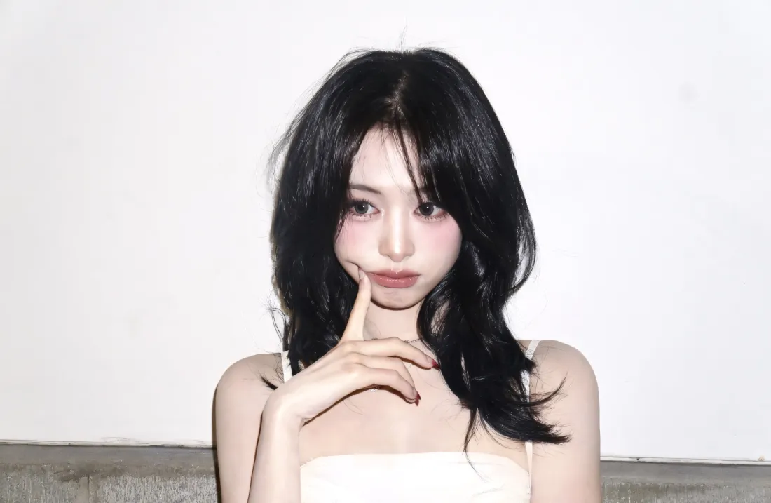 2k郑雅贤壁纸｜简约背景图片 - 白色吊带美女「哲风壁纸」