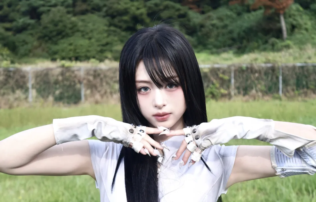 2k郑雅贤壁纸｜草地背景图片 - 白衣「哲风壁纸」