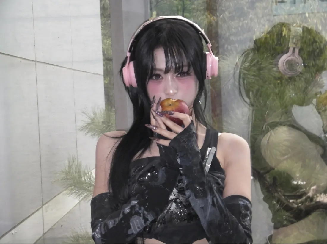 2k郑雅贤壁纸｜室内背景 - 粉色耳机苹果「哲风壁纸」