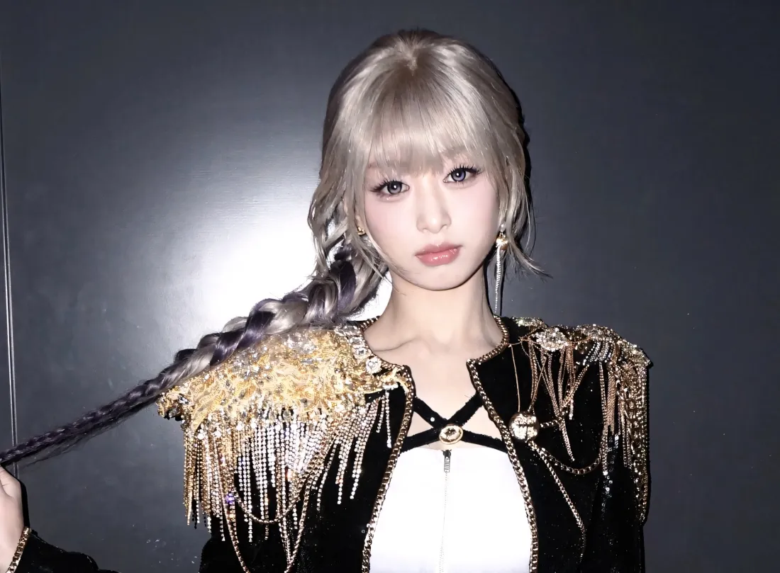 2k郑雅贤壁纸｜深色背景图片 - 银发长辫「哲风壁纸」