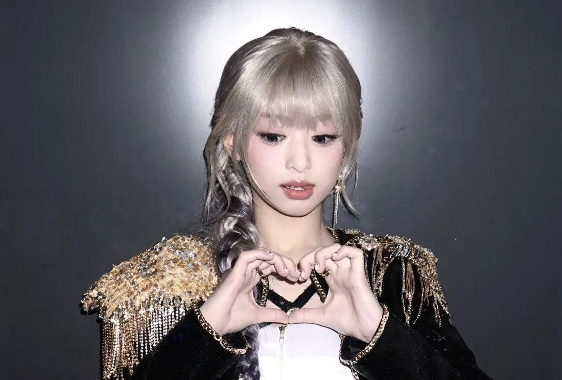 2k郑雅贤壁纸｜灰色背景图片 - 银发心形手势「哲风壁纸」