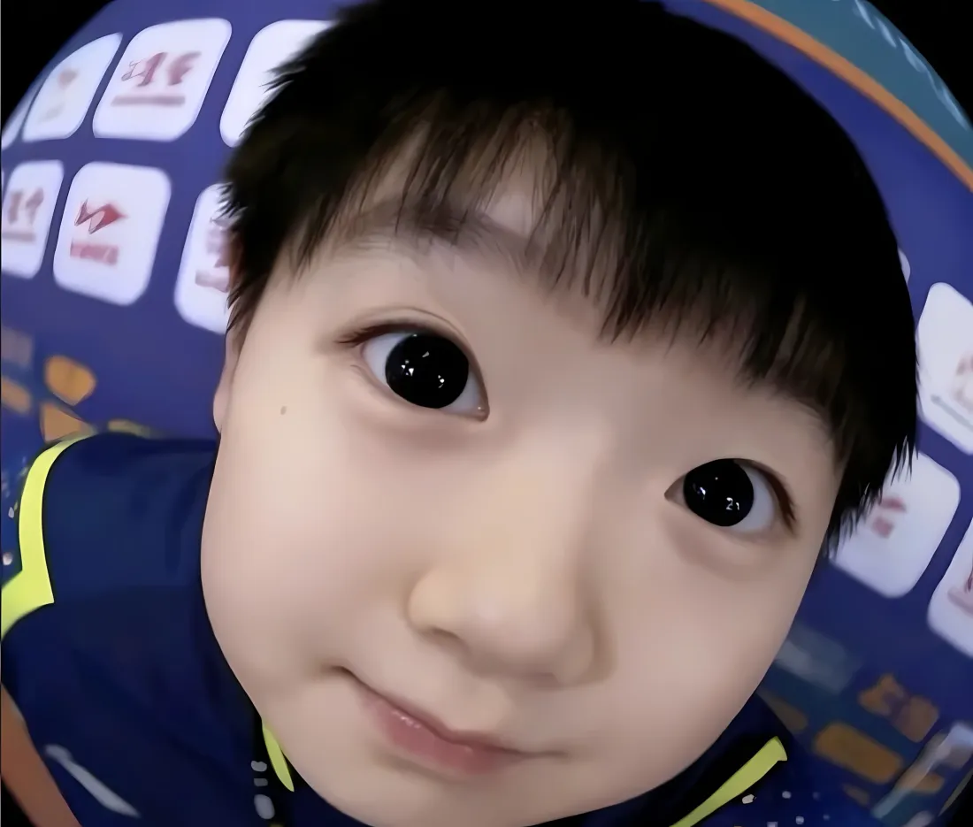 2k孙颖莎壁纸｜蓝色背景图片 - 可爱乒乓球运动员「哲风壁纸」