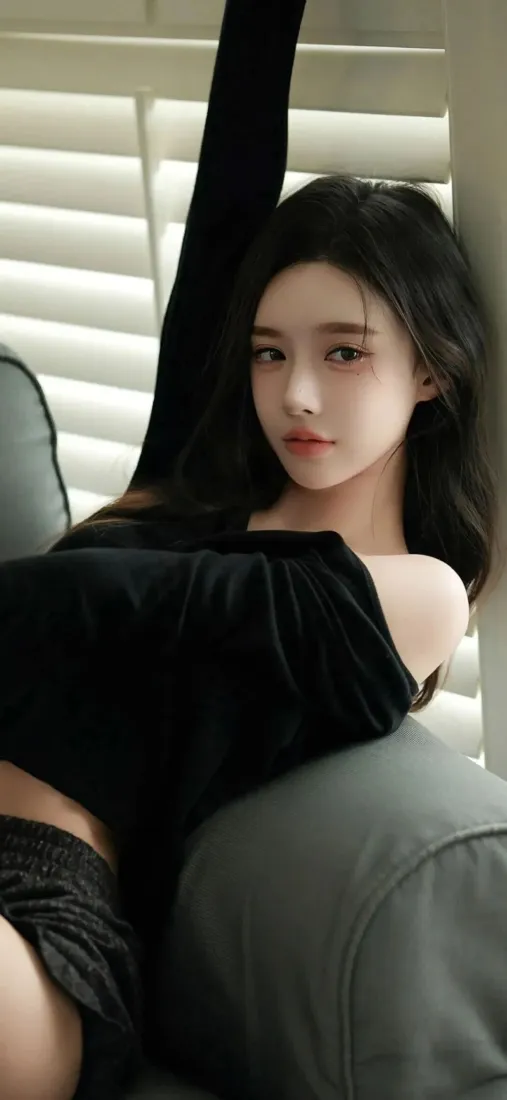 黑衣美女手机壁纸｜灰色沙发背景图片 - 室内休闲「哲风壁纸」