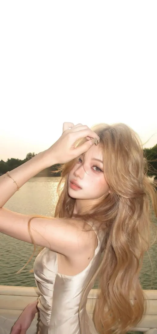 金发美女手机壁纸｜水边黄昏背景图片 - 浅裙卷发「哲风壁纸」