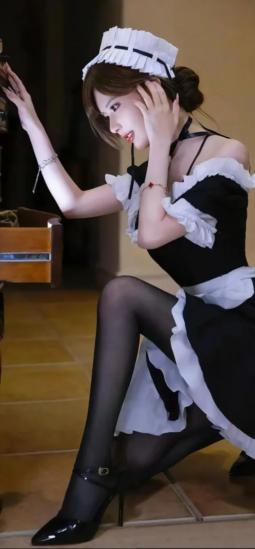女仆装美女手机壁纸｜室内背景 - 黑丝高跟鞋「哲风壁纸」