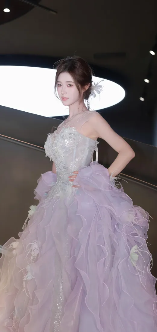 浅紫礼服美女手机壁纸｜室内背景图 - 迷人气质「哲风壁纸」