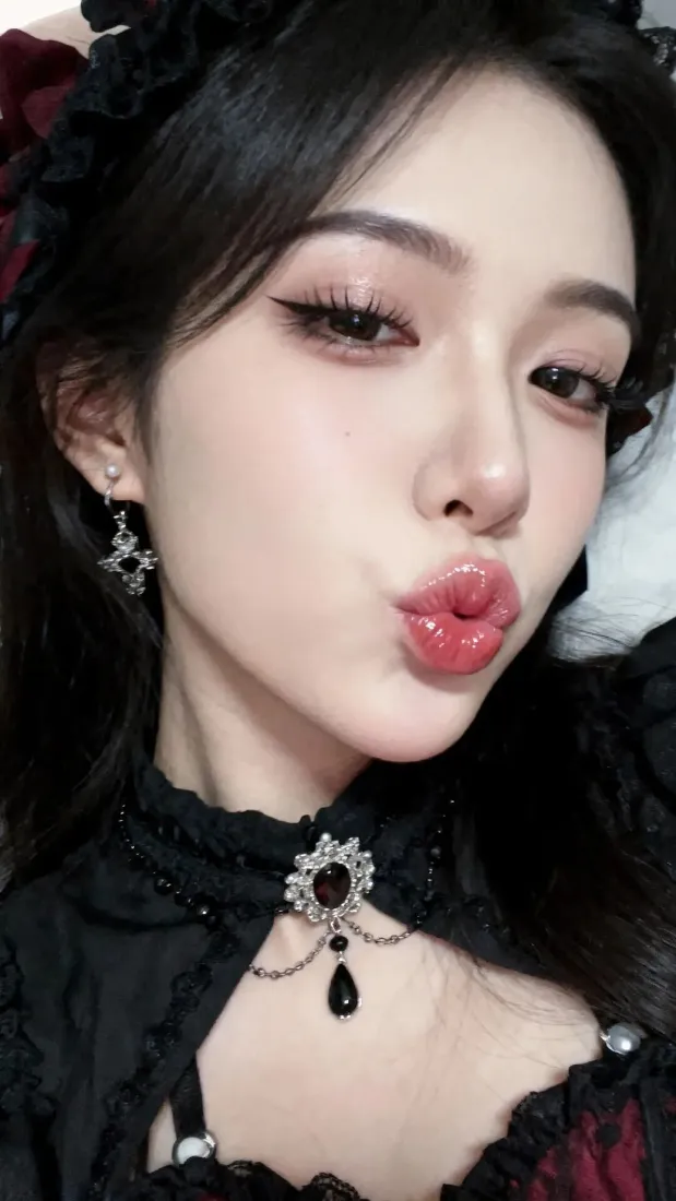黑衣美女手机壁纸｜哥特风背景图片 - 红唇精致妆容「哲风壁纸」