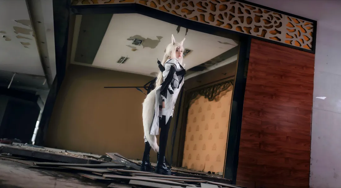 8k明日方舟白金cos壁纸｜室内背景 - 战斗姿态「哲风壁纸」