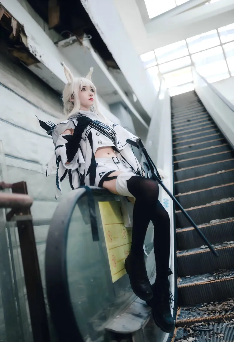 白金cos手机壁纸｜楼梯背景图片 - 明日方舟cosplay「哲风壁纸」