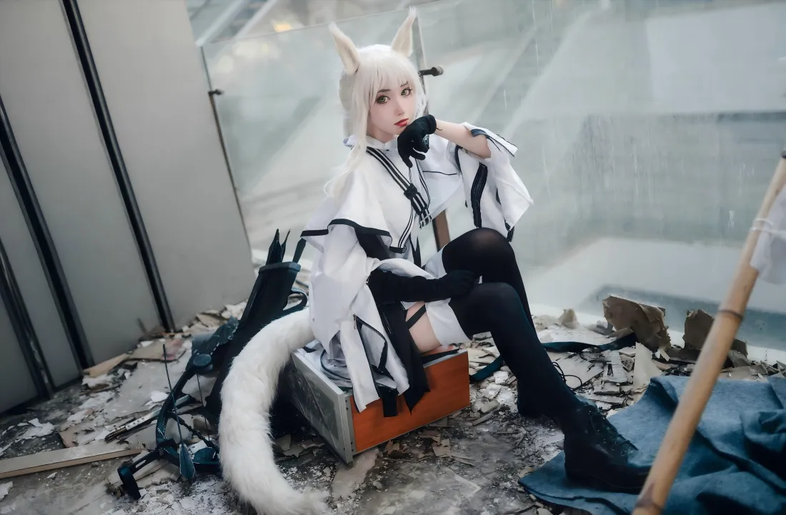 8k白金cos壁纸｜废墟背景 - 狐耳黑丝白发「哲风壁纸」