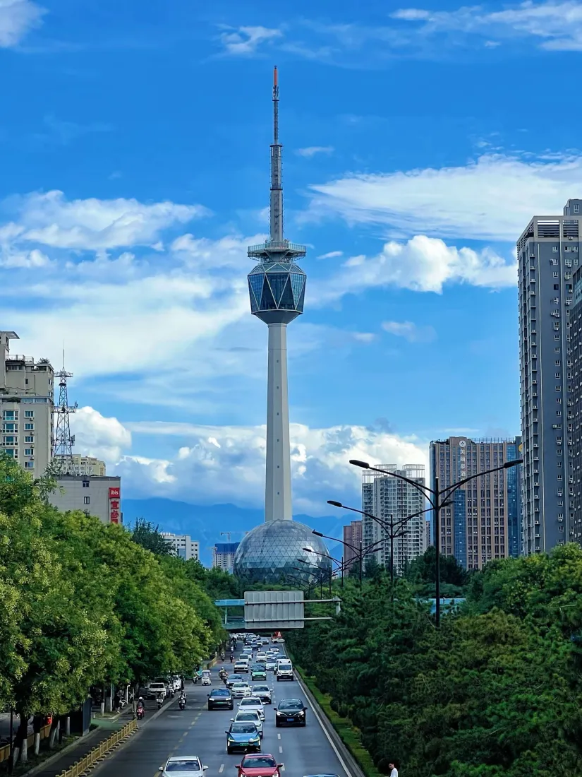 西安电视塔手机壁纸｜西安背景图片 - 蓝天白云街景「哲风壁纸」