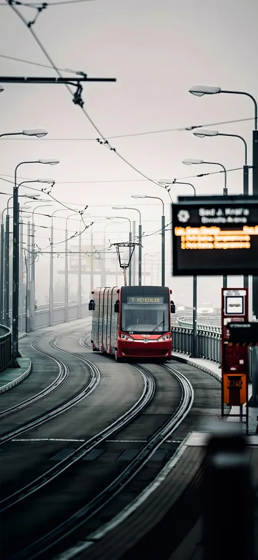 城市电车手机壁纸｜雾中街道轨道背景 - 都市交通「哲风壁纸」