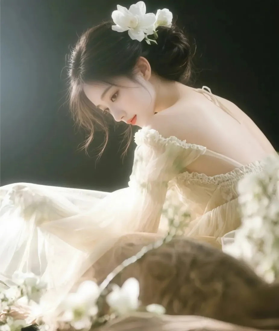 古装美女手机壁纸｜古风背景图片 - 白花纱裙暗背景「哲风壁纸」