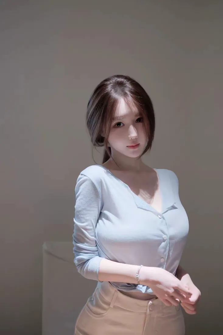 美女手机壁纸｜室内背景图片 - 浅蓝色上衣美女「哲风壁纸」