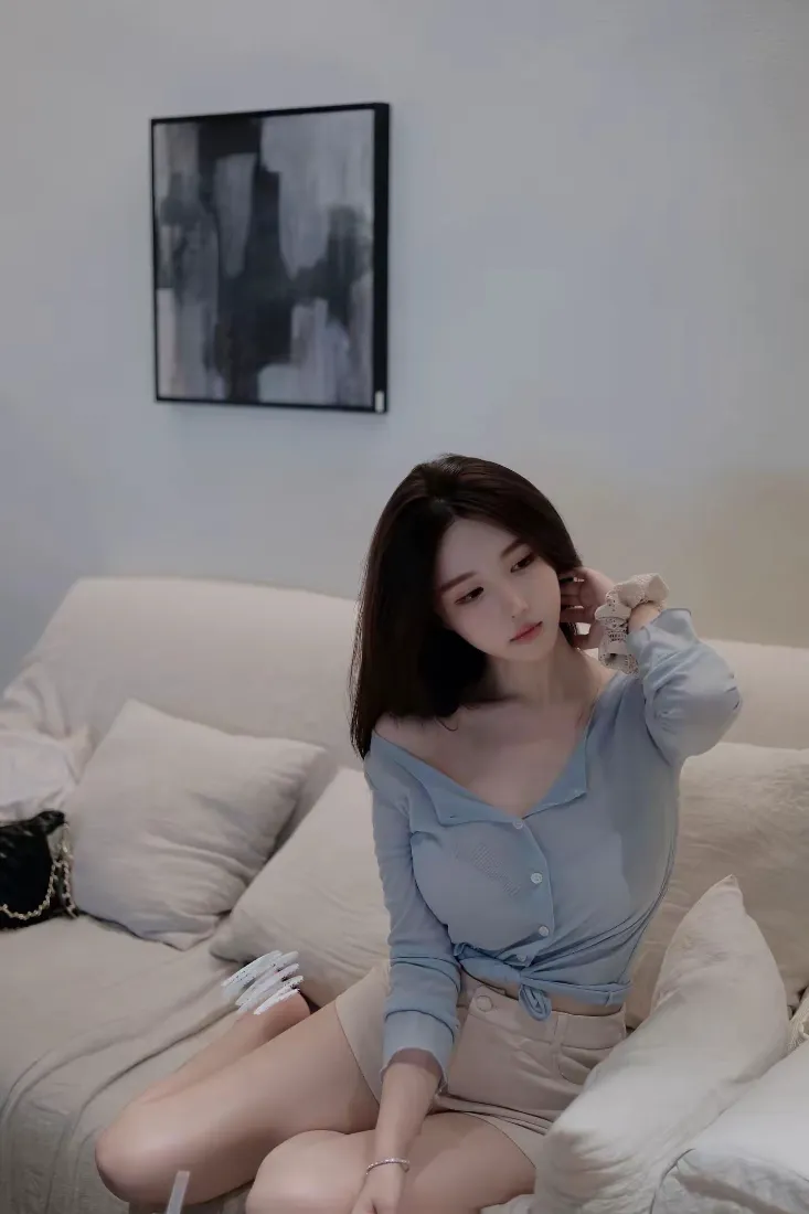 长发美女手机壁纸｜居家背景图片 - 蓝色上衣短裤「哲风壁纸」