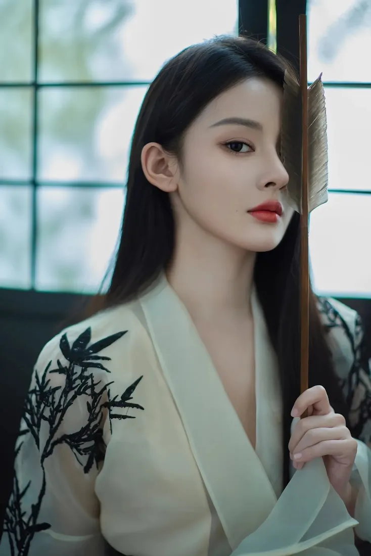 古风美女手机壁纸｜国风背景图片 - 竹叶刺绣折扇「哲风壁纸」