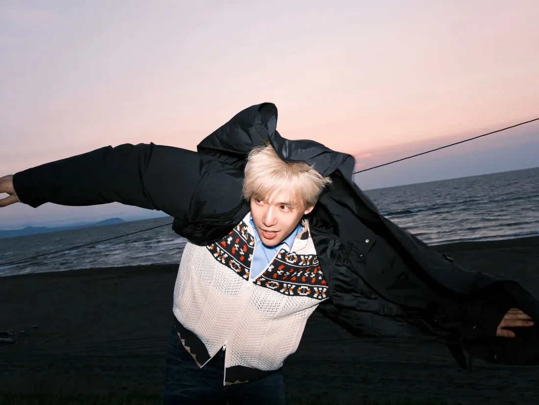 6k王安宇壁纸｜海边背景图片 - 金发黑色外套「哲风壁纸」