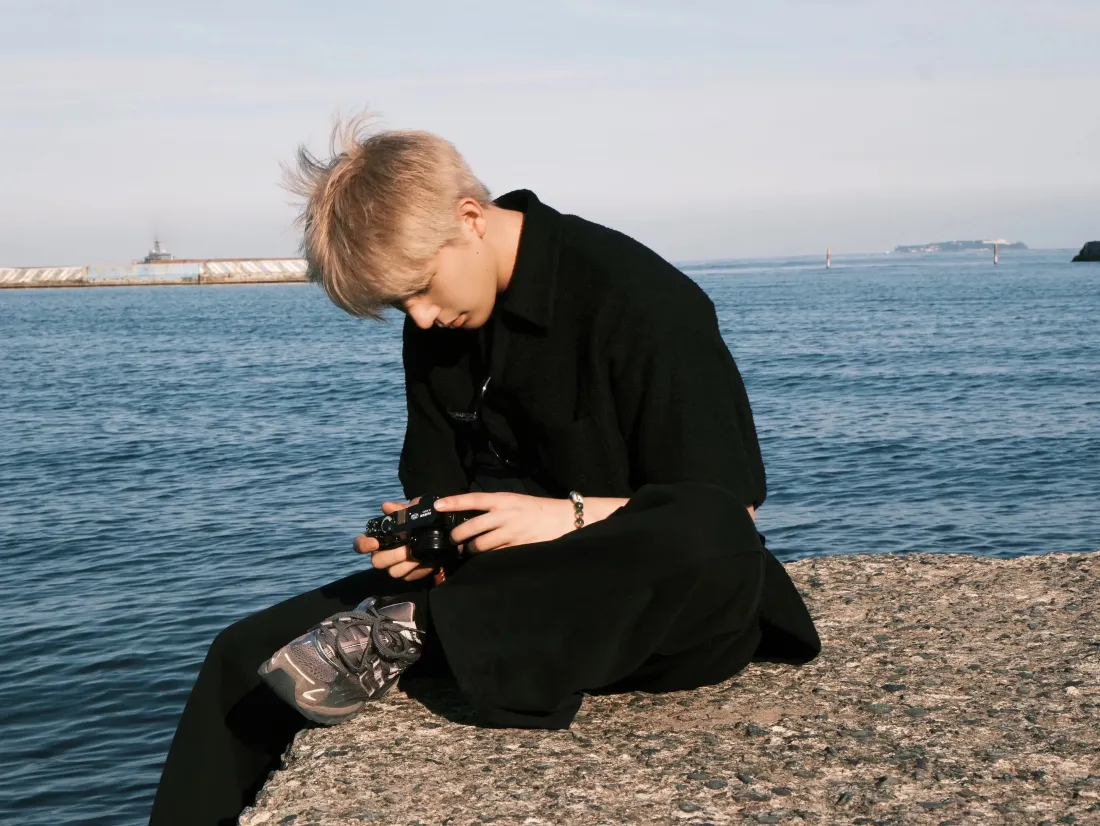 3k王安宇壁纸｜海边岩石背景图片 - 金发黑衣「哲风壁纸」