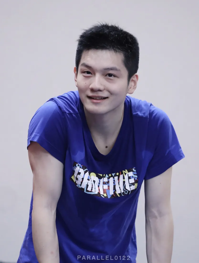 樊振东手机壁纸｜蓝色T恤背景图片 - 乒乓球运动员「哲风壁纸」