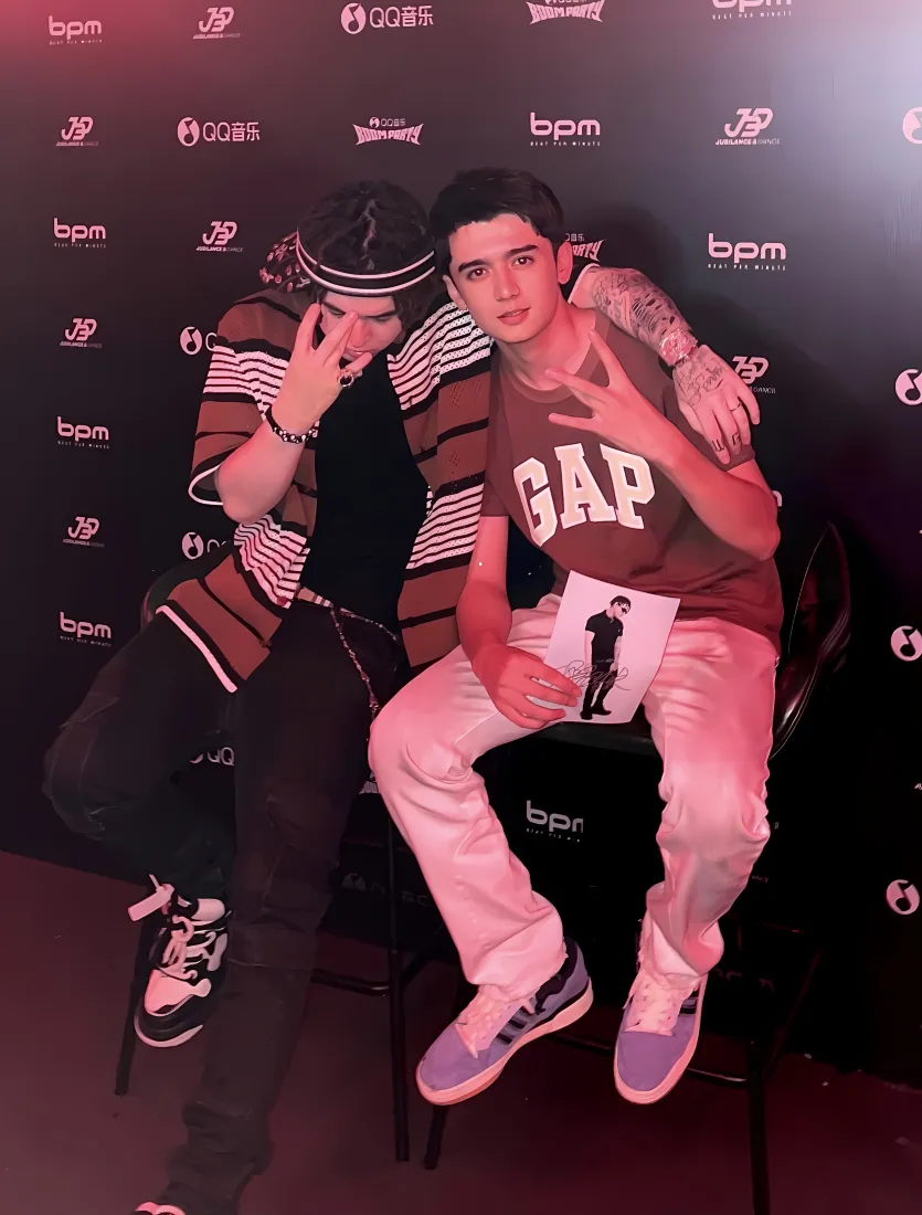 KKLUV手机壁纸｜红色背景图片 - 说唱WOLFGANG「哲风壁纸」