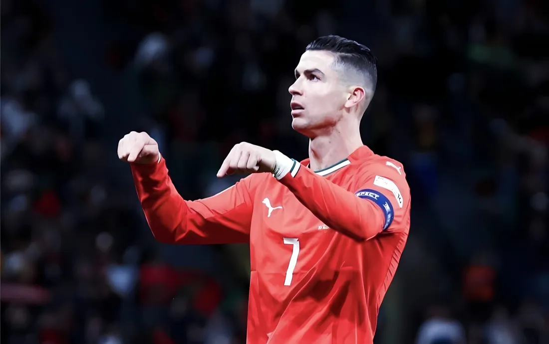 2kC罗壁纸｜足球赛场背景图片 - 红色球衣「哲风壁纸」