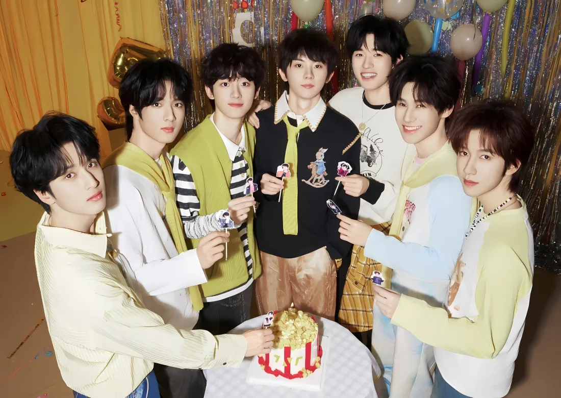 2k时代少年团壁纸｜室内派对背景图片 - 气球彩带蛋糕「哲风壁纸」