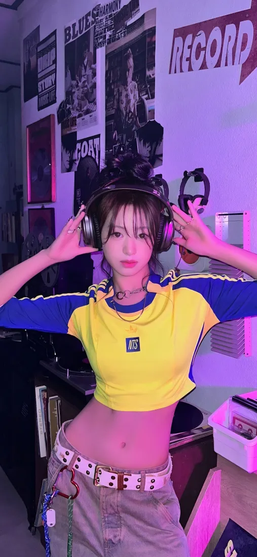 郑雅贤手机壁纸｜紫色灯光背景图片 - 潮流穿搭「哲风壁纸」