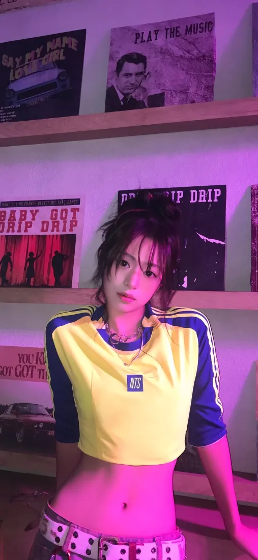 郑雅贤手机壁纸｜紫色背景图片 - 时尚穿搭「哲风壁纸」