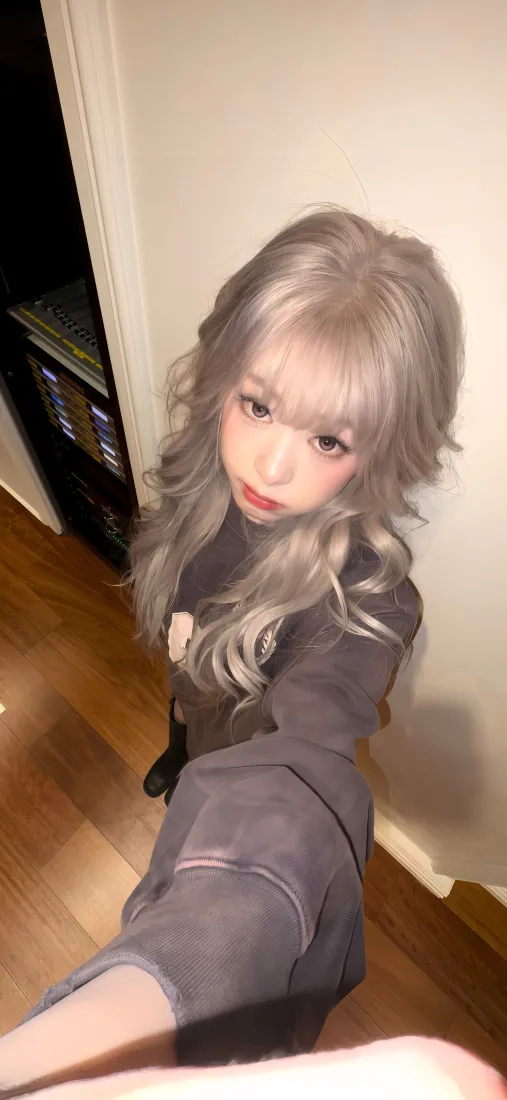 郑雅贤手机壁纸｜室内背景图片 - 银发自拍「哲风壁纸」